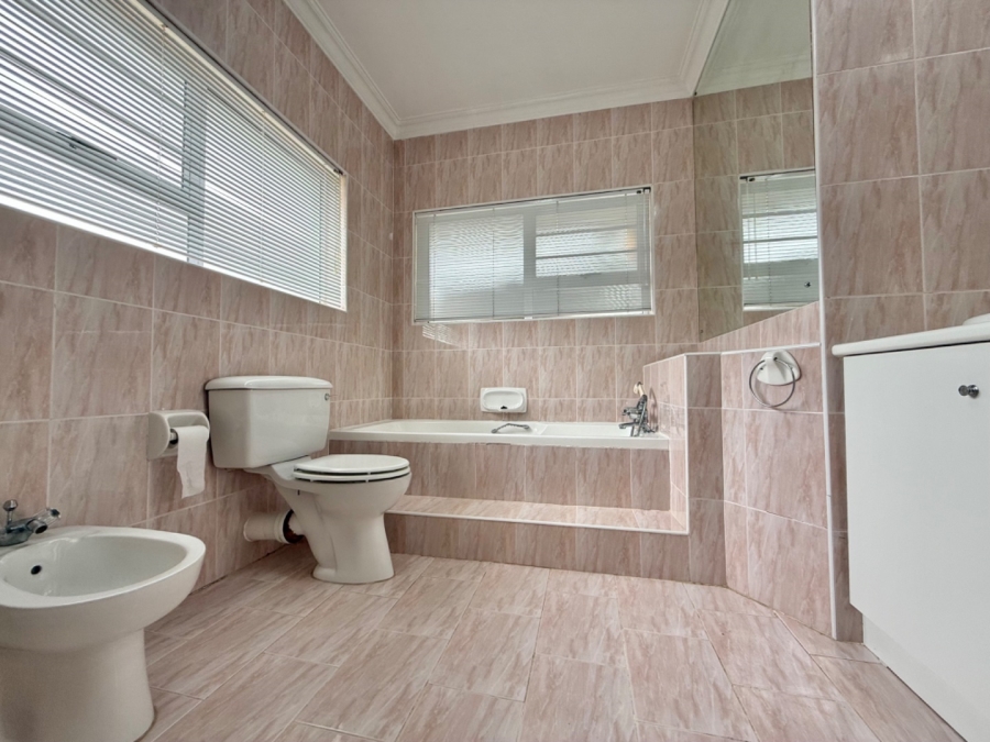 5 Bedroom Property for Sale in Seaview Eastern Cape